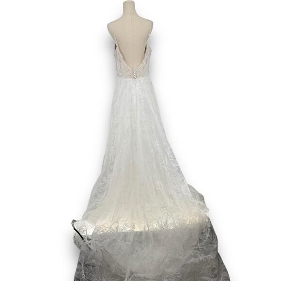 Elegant White Wedding Dress - Picture 5 of 12